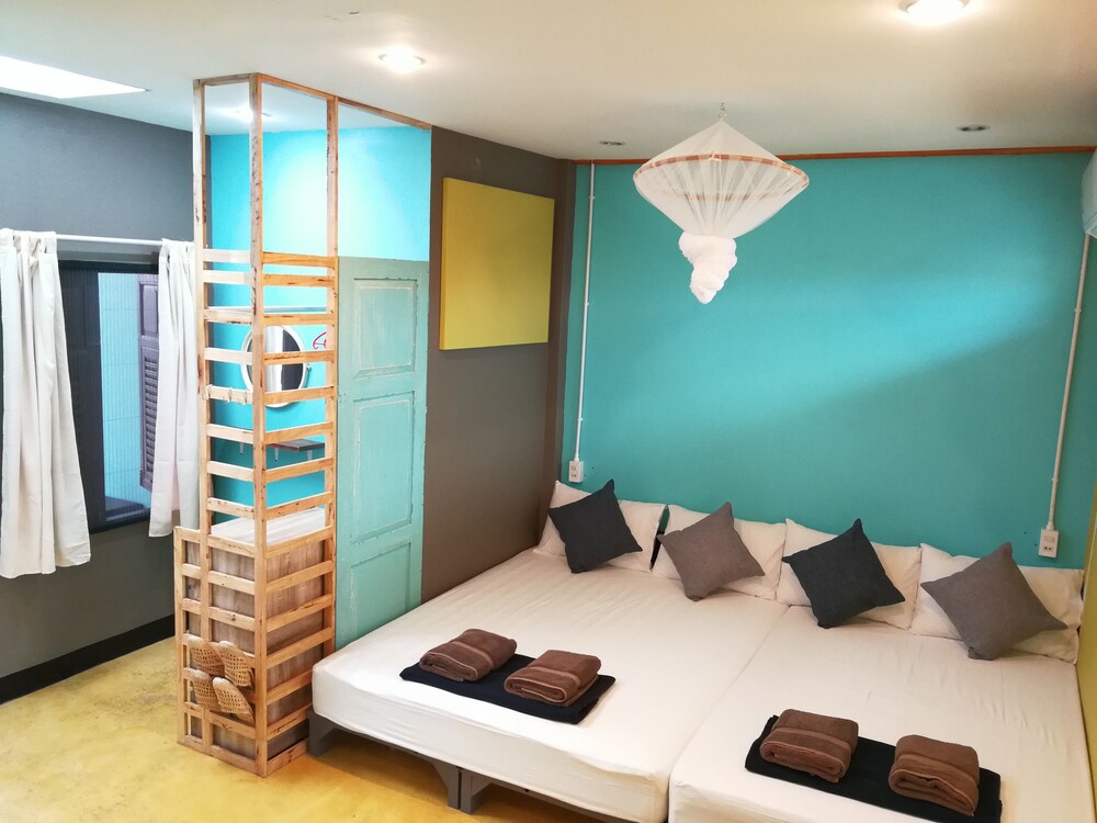 60 Bluehouse by null