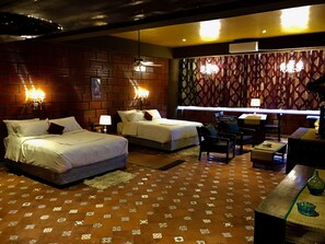 Premium bedding, pillowtop beds, desk, iron/ironing board - Golden Lotus (Bengaluru)