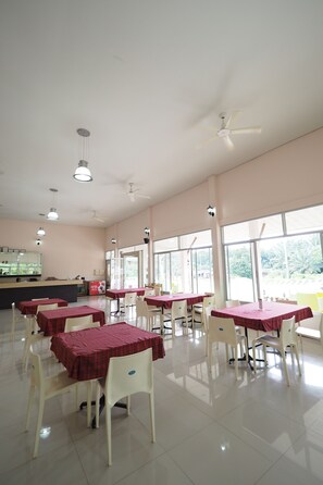 Serveert ontbijt, lunch, diner, Thaise gerechten 