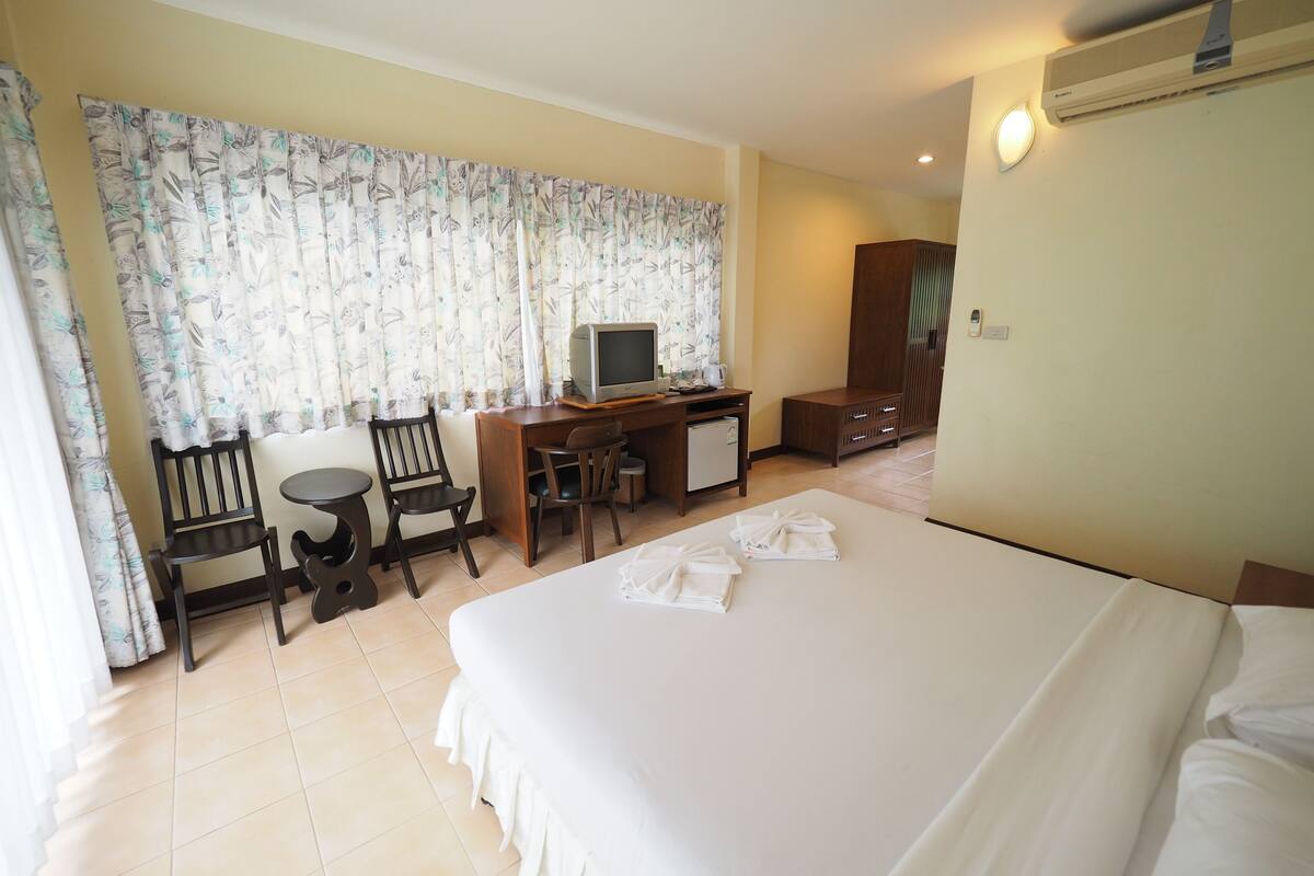 Standard Room | Desk, blackout drapes, rollaway beds (surcharge), WiFi (free)