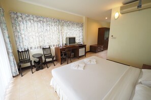 Standard Room | Desk, blackout drapes, rollaway beds, free WiFi - Cabbages & Condoms Inn Krabi (Krabi)