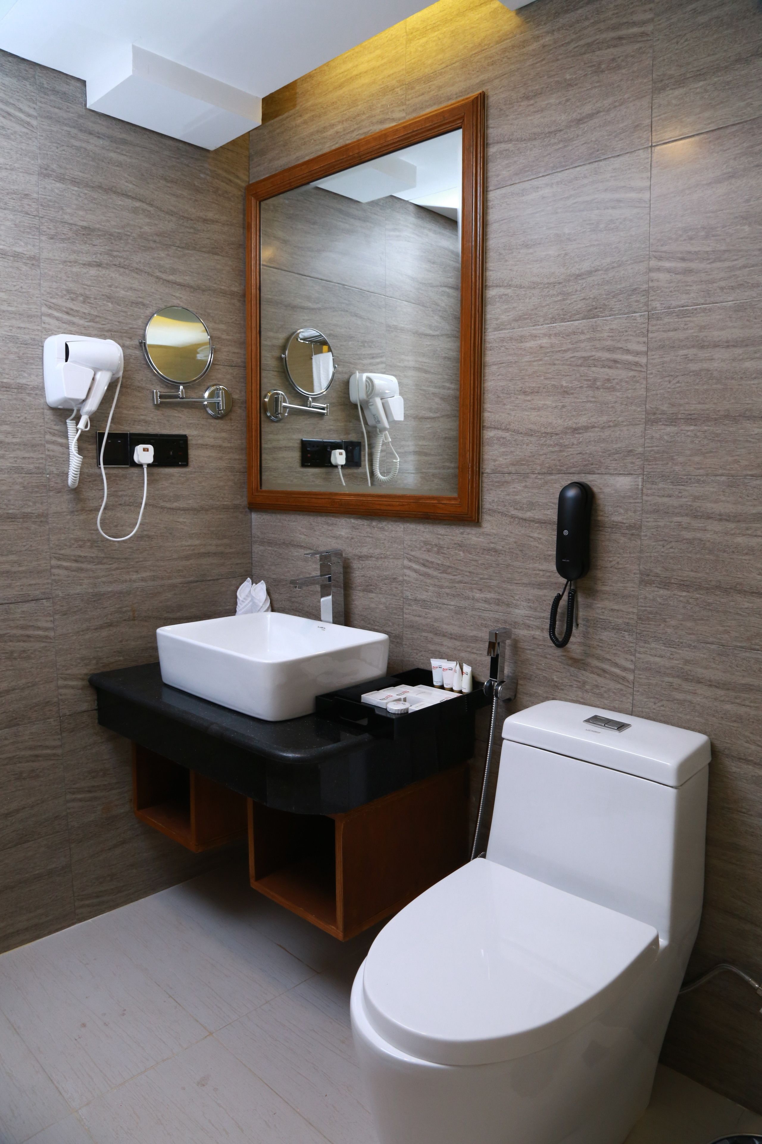 deluxe room | bathroom | jetted bath, free toiletries, slippers, towels