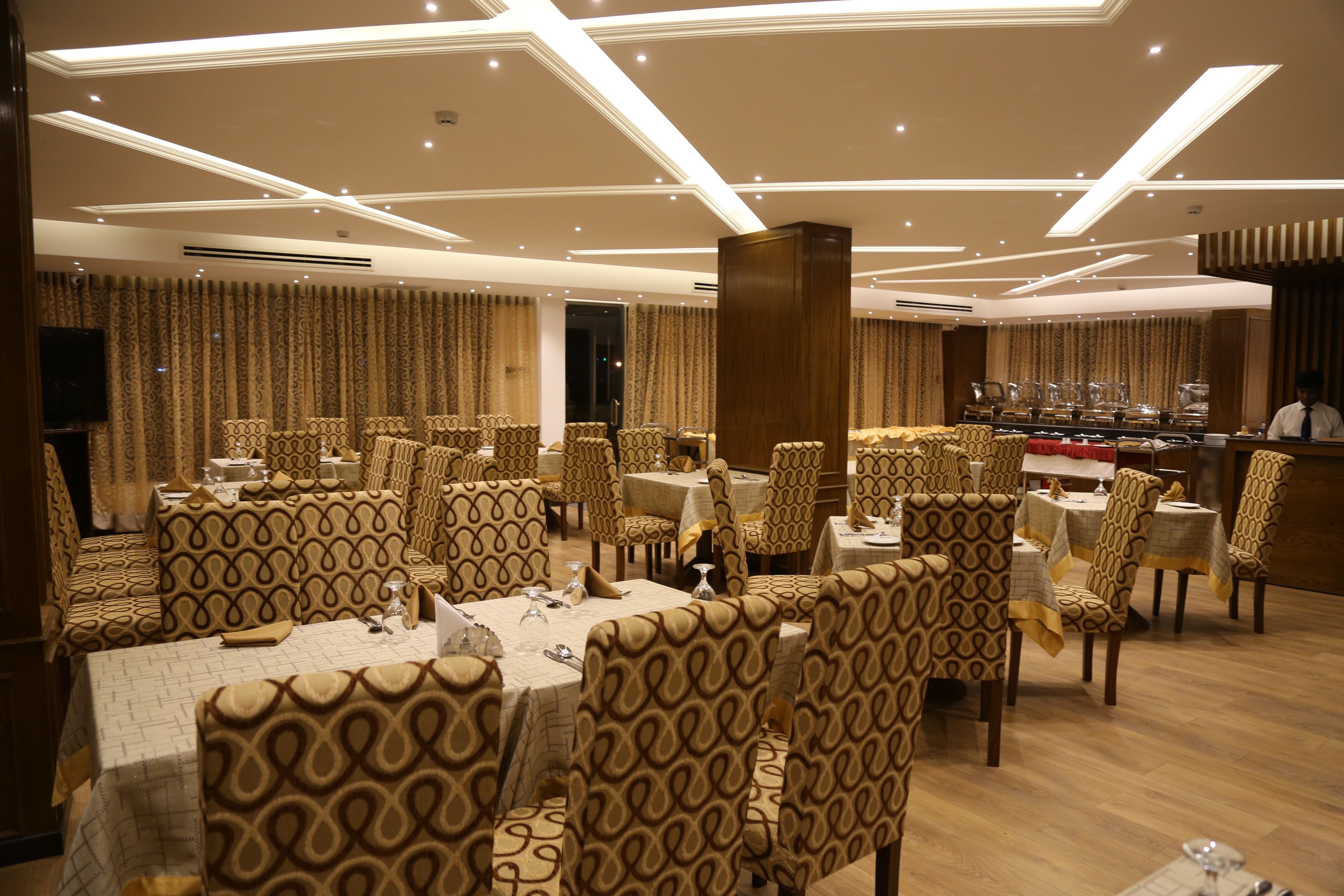 breakfast, lunch, dinner served; international cuisine