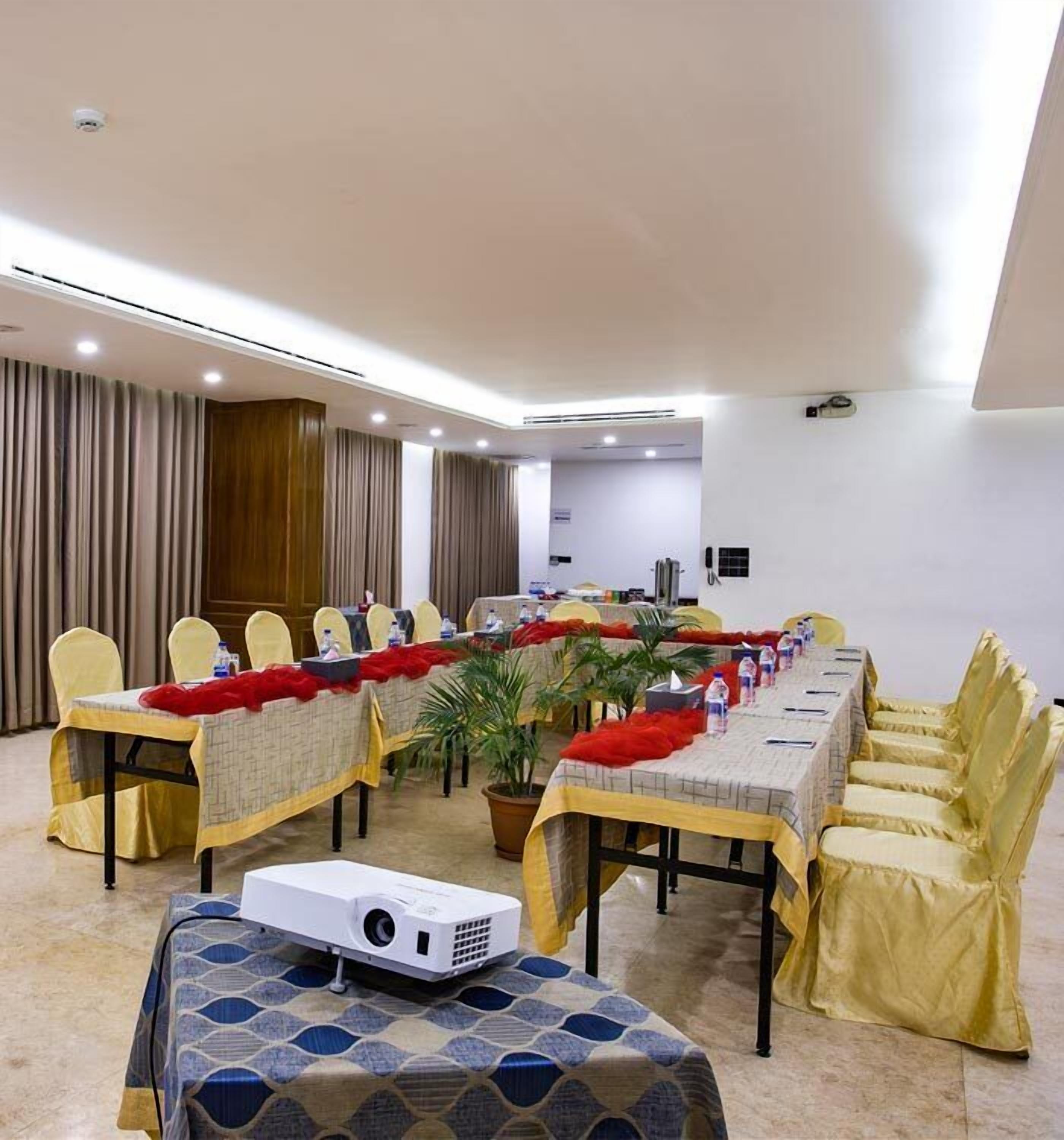 breakfast, lunch, dinner served; international cuisine