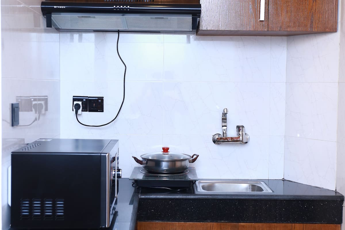 royal suite, ensuite | private kitchenette | fridge, coffee/tea maker, electric kettle