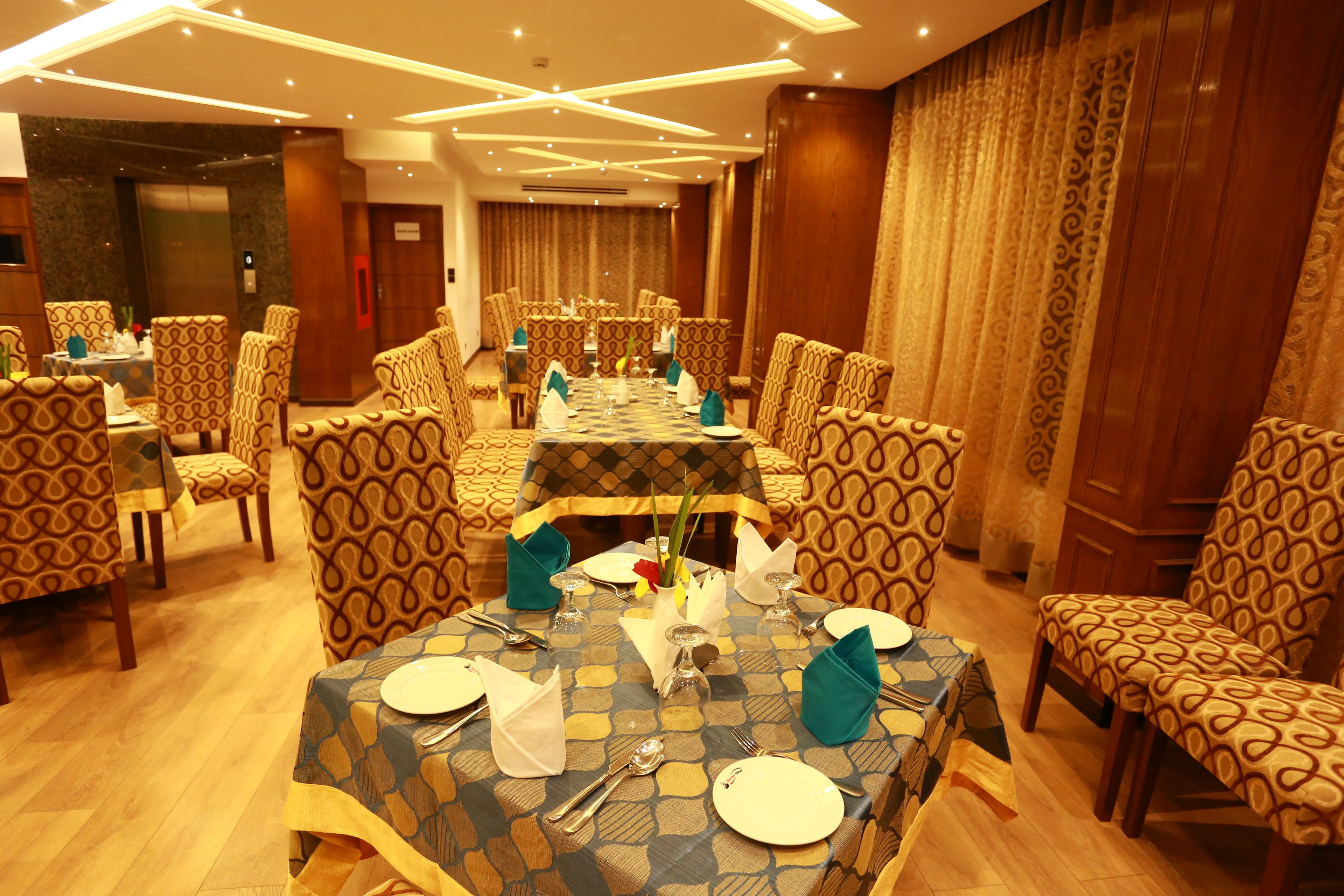 breakfast, lunch, dinner served; international cuisine