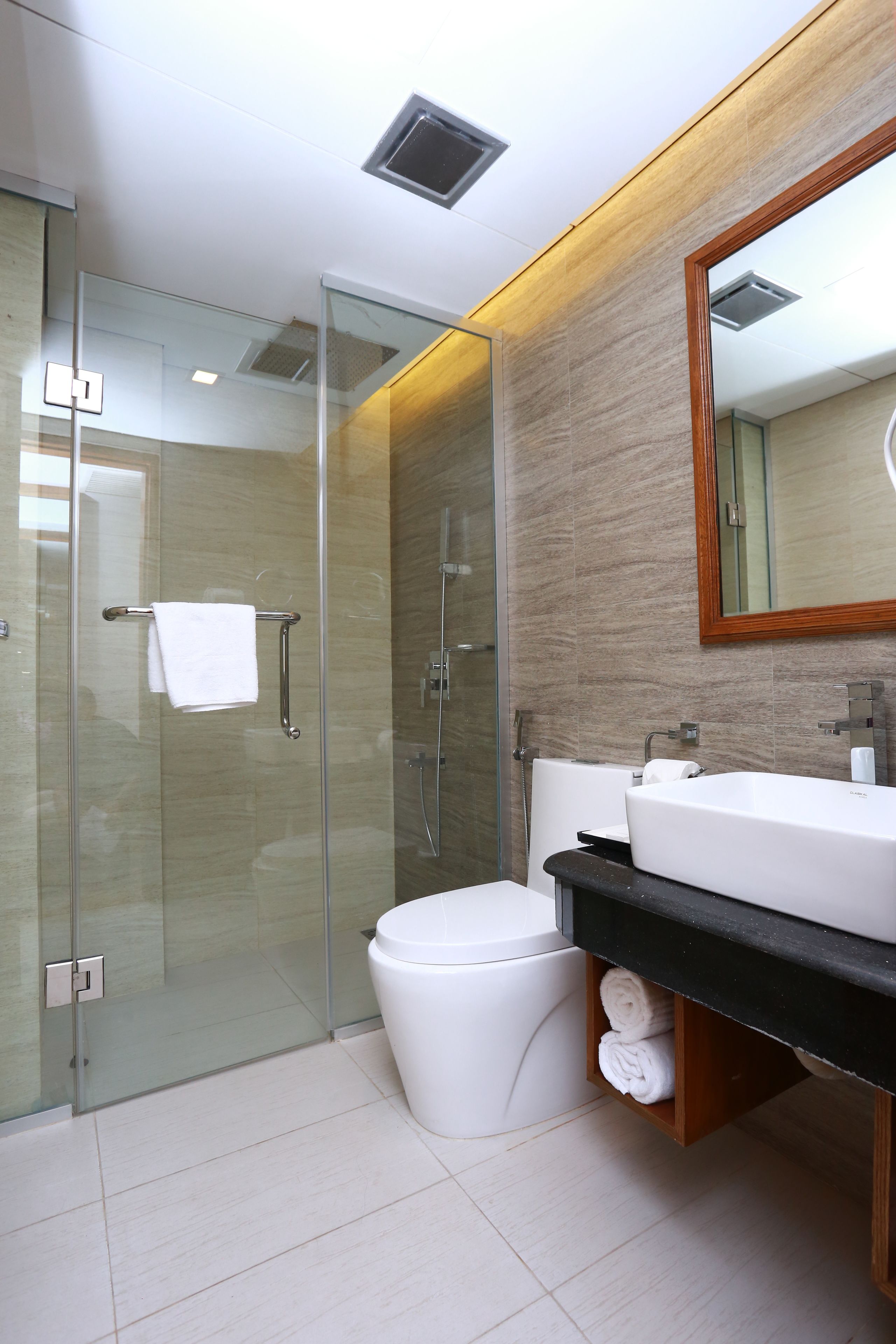 royal suite, ensuite | bathroom | jetted bath, free toiletries, slippers, towels