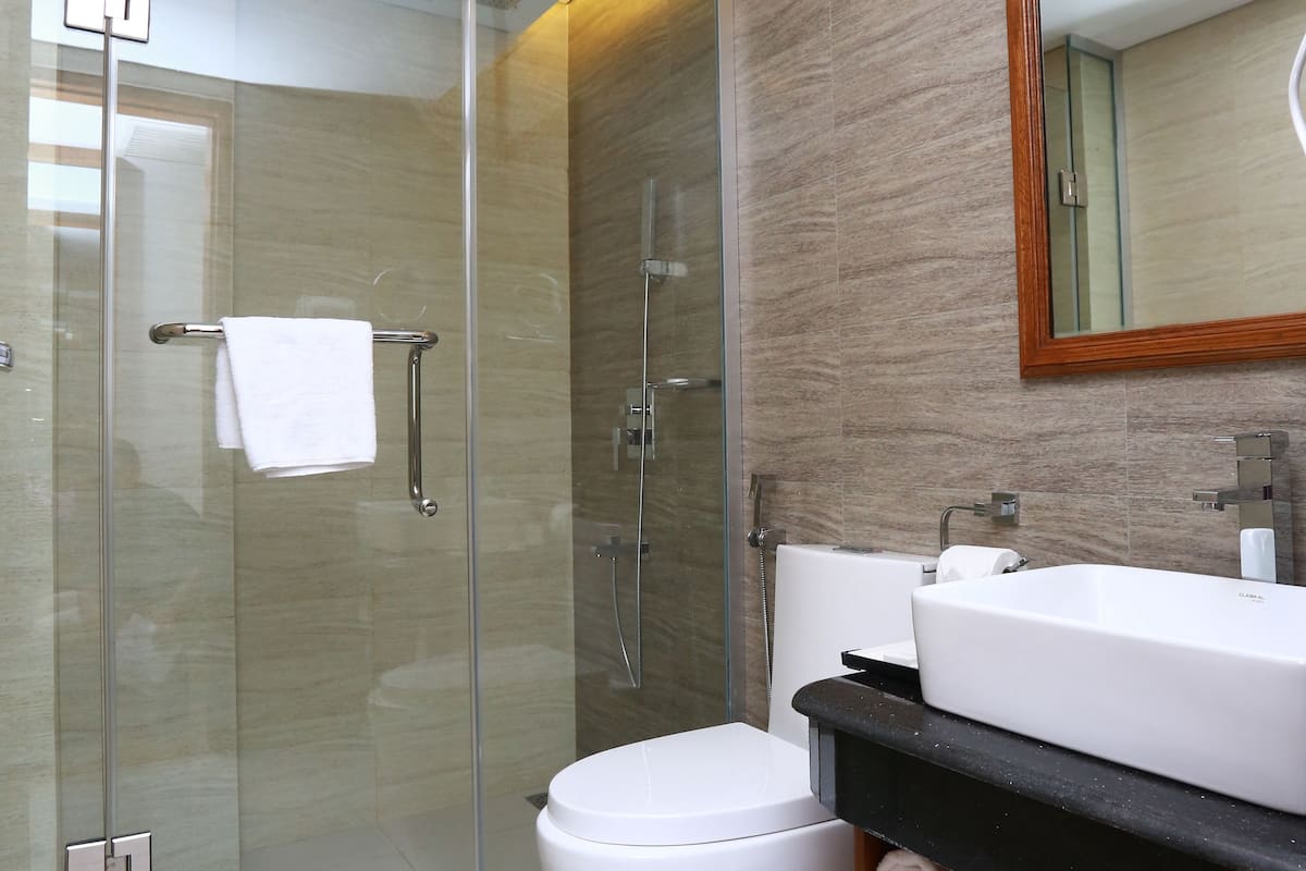 royal suite, ensuite | bathroom | jetted bath, free toiletries, slippers, towels