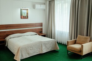 Familiekamer | Een bureau, verduisterende gordijnen, een strijkplank/strijkijzer