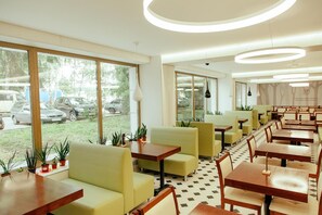 Se sirven comidas, cenas, brunch y cocina europea moderna