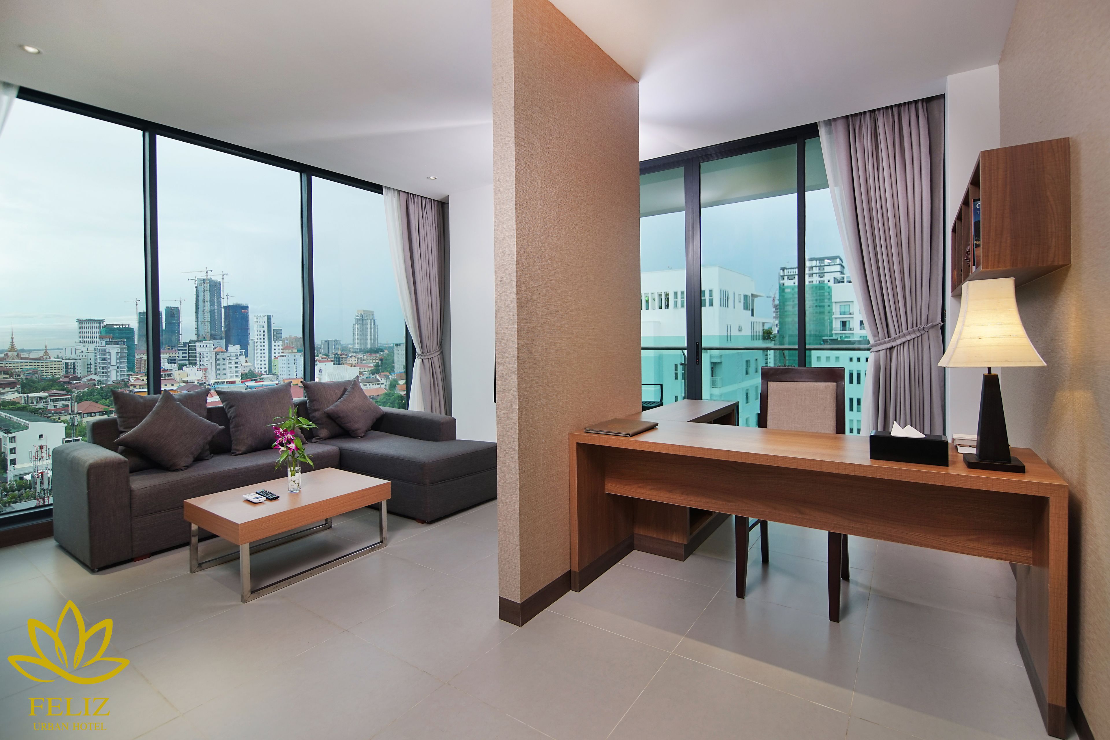 executive suite, 1 bedroom, city view | living area | 40-inch flat-screen tv with cable channels, tv, fireplace