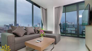 Executive Suite, 1 Bedroom, City View | Living area