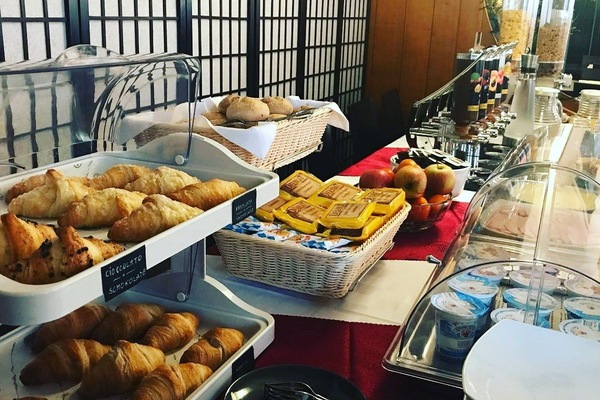 Daily buffet breakfast for a fee