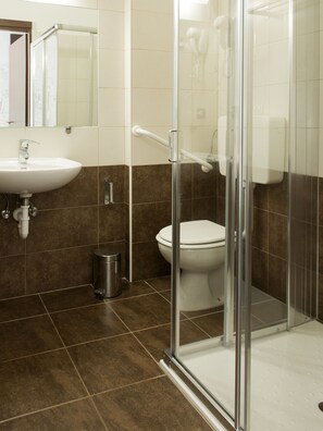 Regadera, amenidades de baño gratuitas, secadora de cabello, toallas 