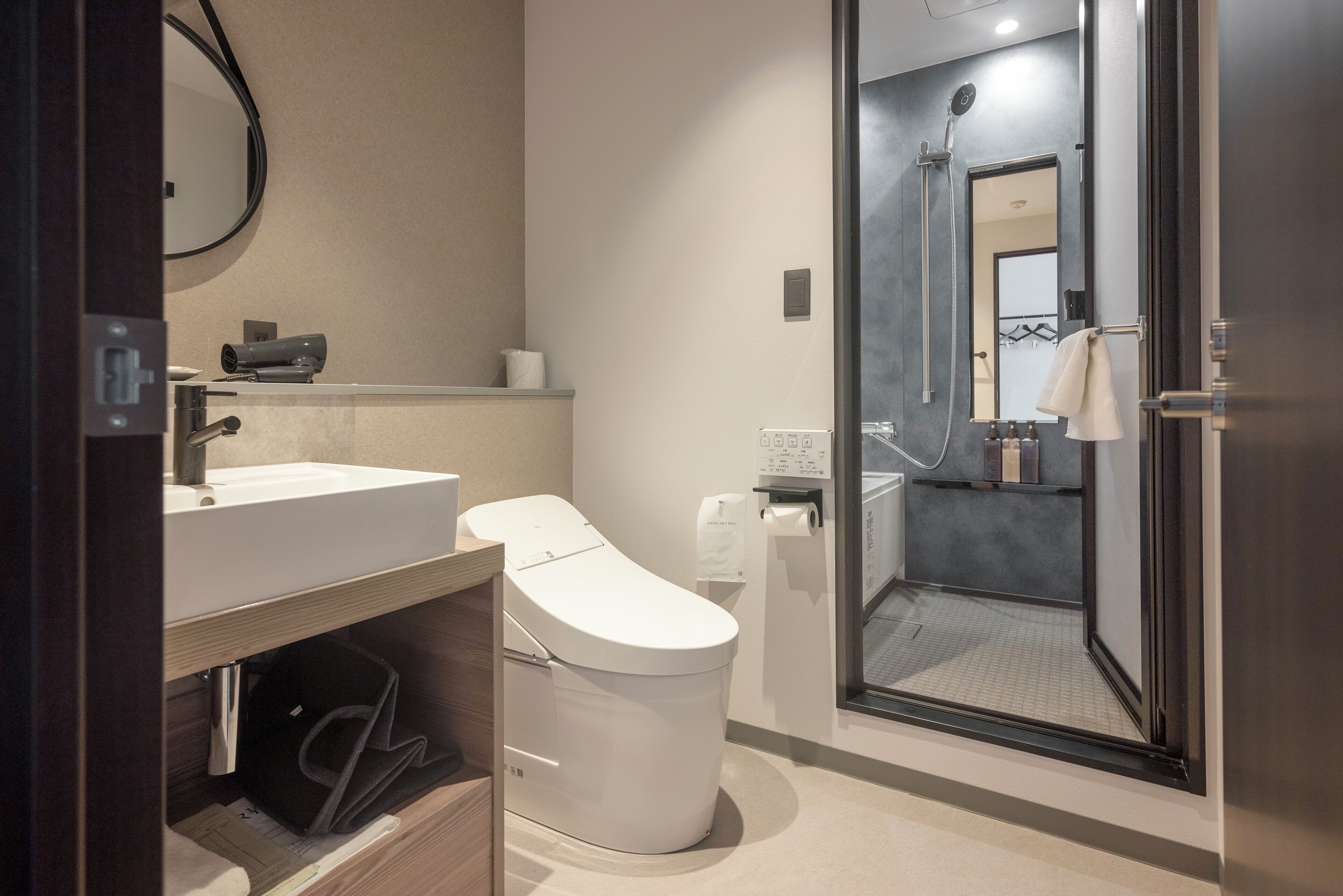 Un baño moderno con inodoro, lavabo y ducha.