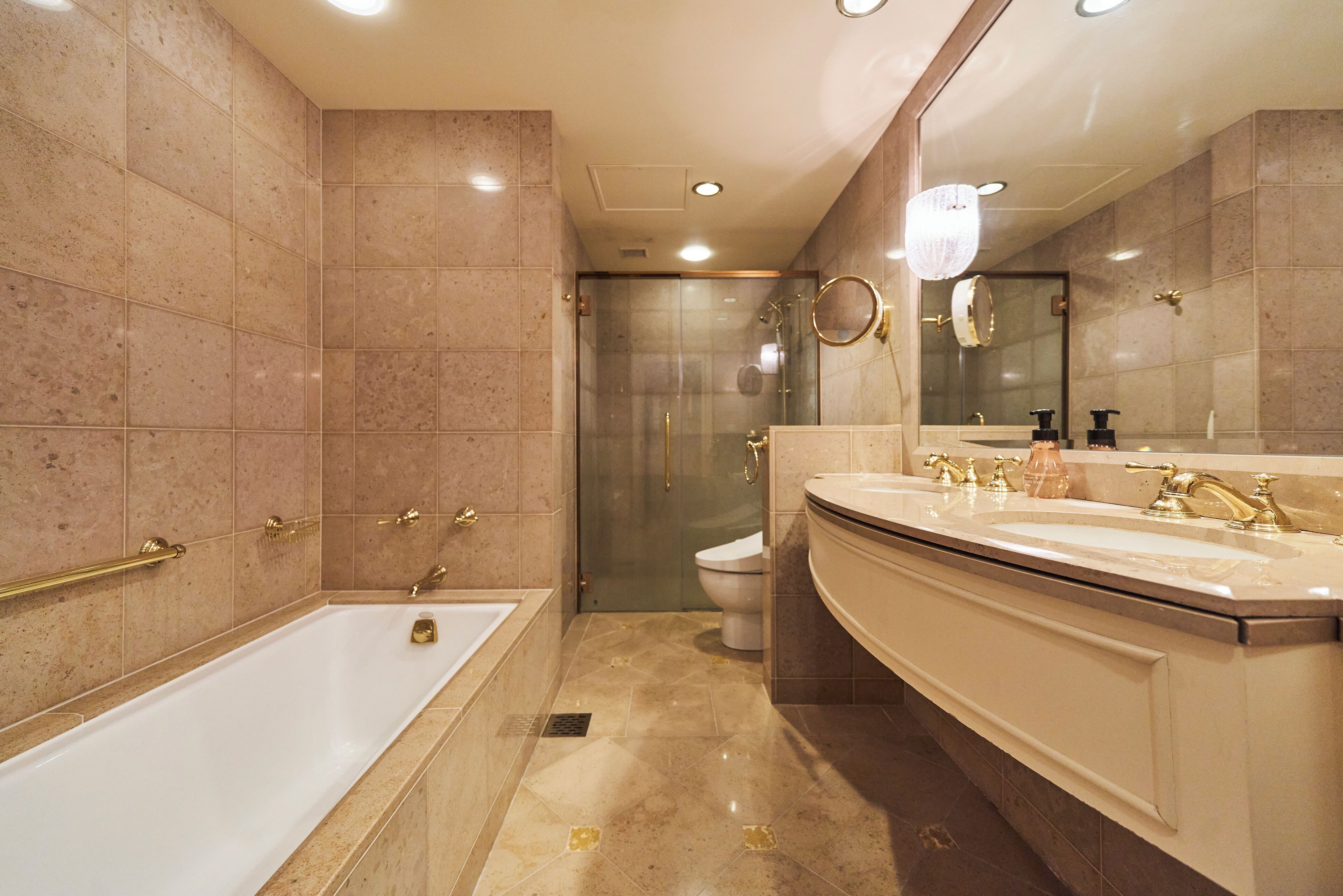 combined shower/bathtub, free toiletries, hair dryer, slippers