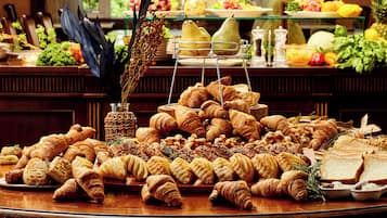 Daily buffet breakfast (JPY 2300 per person)