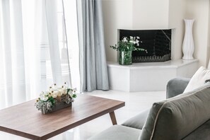 Departamento superior, 3 habitaciones | Sala de estar | Televisión de pantalla plana