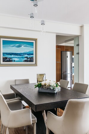 Apartamento superior, 3 quartos | Sala de estar | TV de tela plana