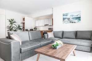 Apartamento superior, 3 quartos | Sala de estar | TV de tela plana