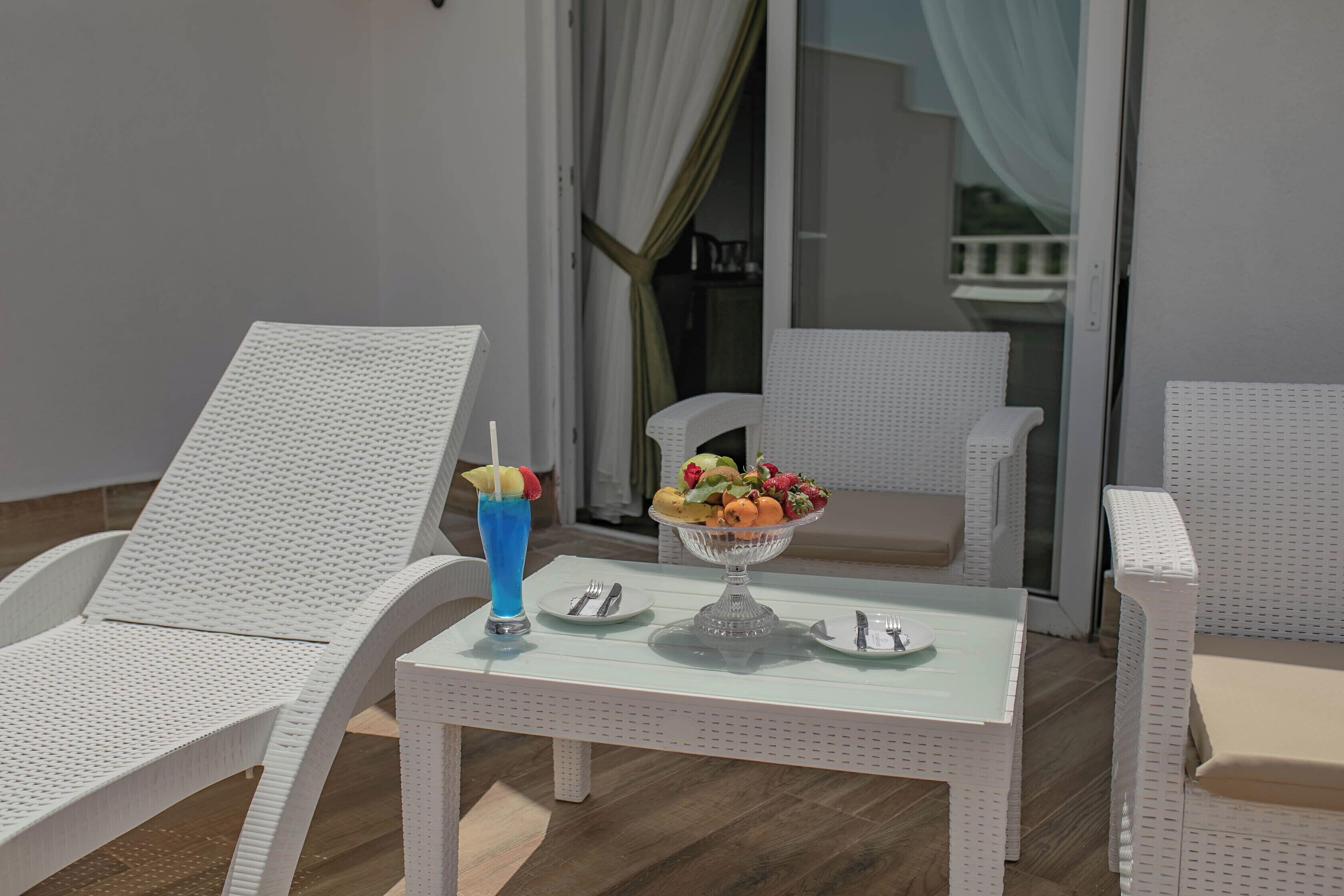 Junior Room | Minibar, in-room safe, desk, laptop workspace