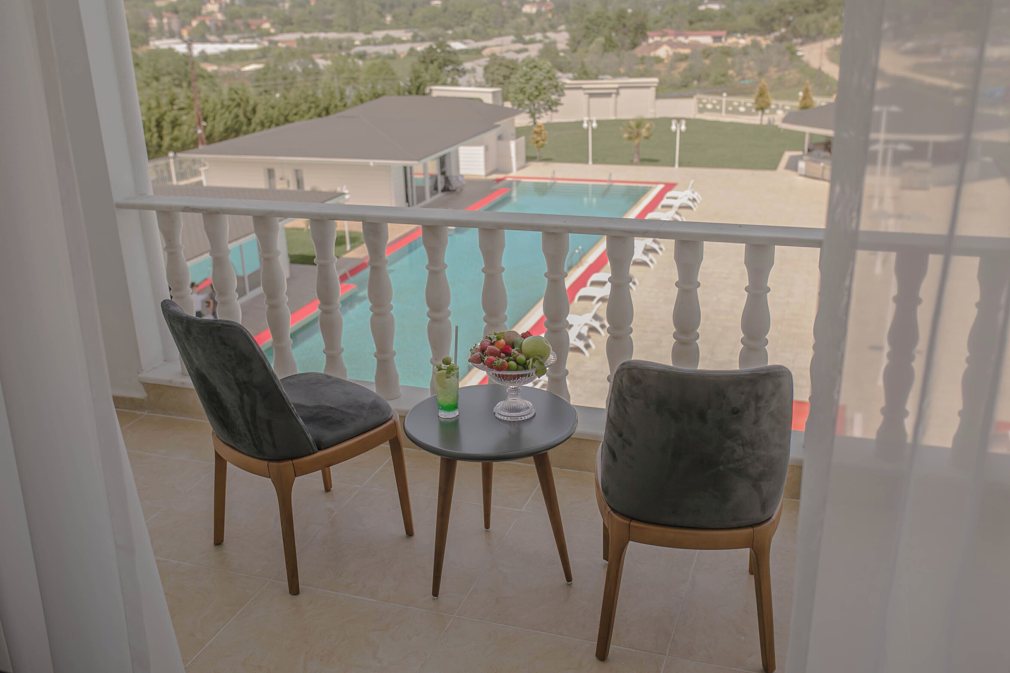 Minibar, caja de seguridad en la habitación y escritorio 