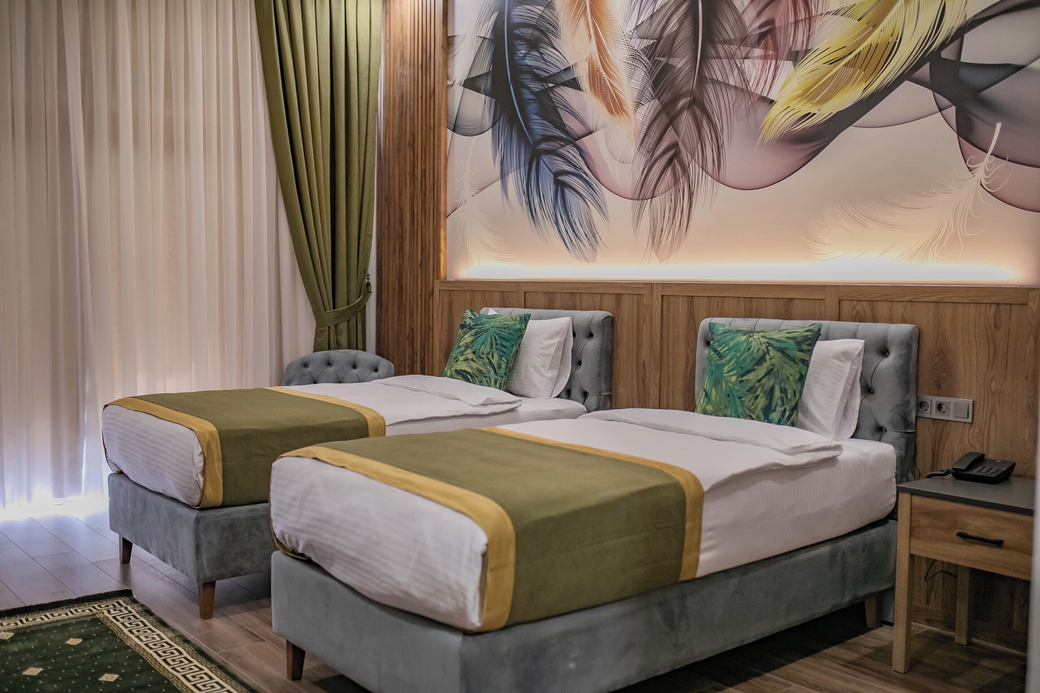 Standard Room | Minibar, in-room safe, desk, laptop workspace