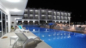 A swimming pool with lounge chairs and a building in the background. - The Green Oasis Otel & Spa (Yalova)