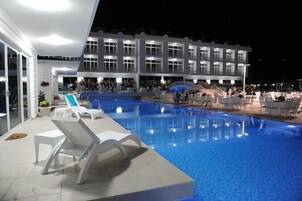 Indoor pool, 3 outdoor pools