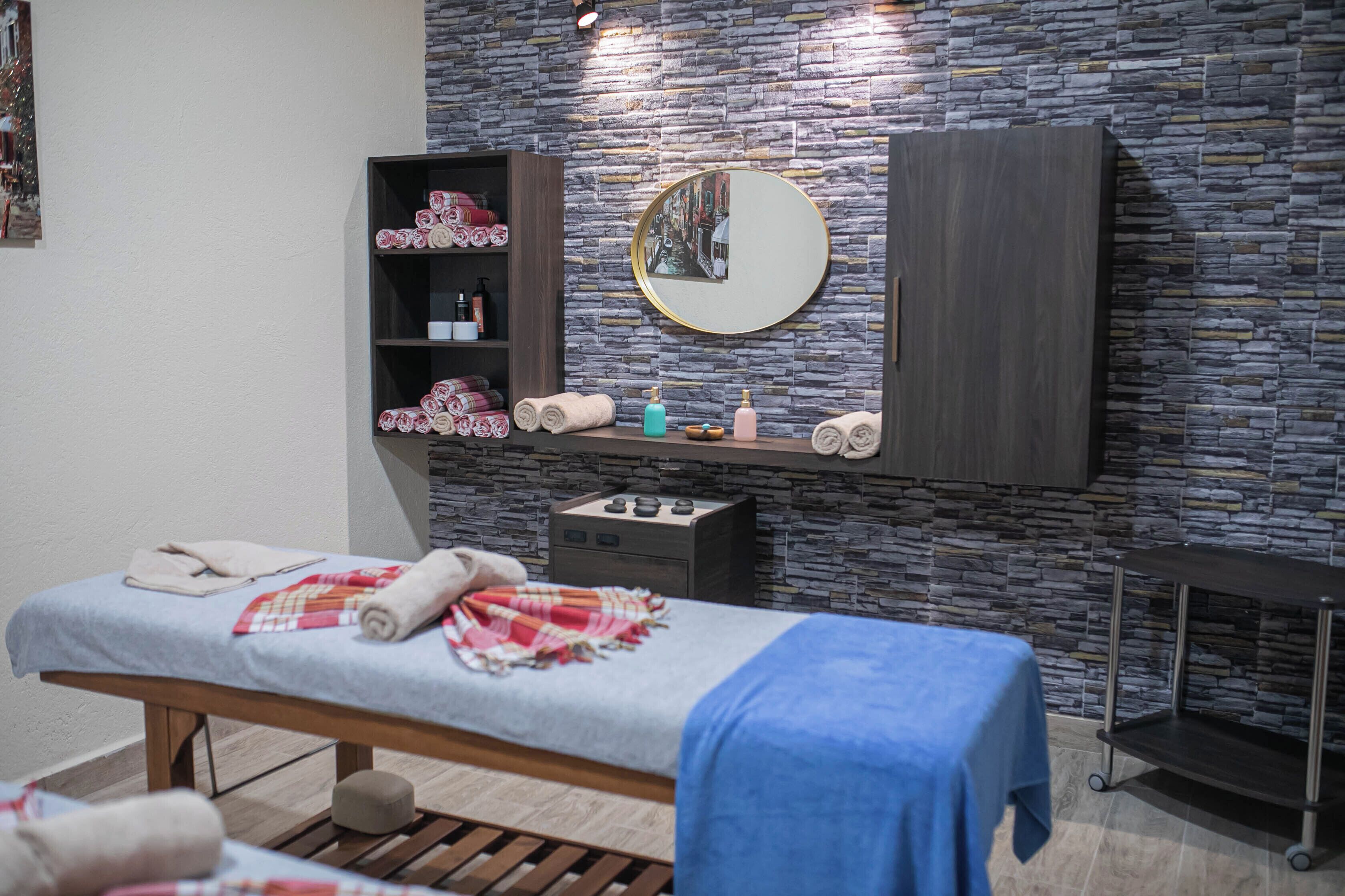 Sauna, tina de hidromasaje, baño de vapor y baño turco o hammam 