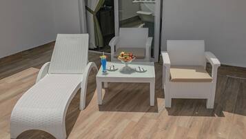 Junior Room | Minibar, in-room safe, desk, laptop workspace
