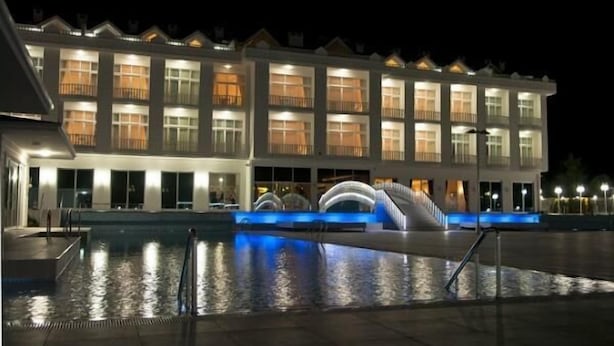 A hotel with a swimming pool and a water feature in front. - The Green Oasis Otel & Spa (Yalova)