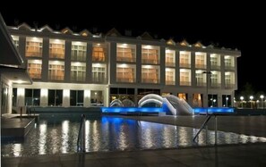 Fassade der Unterkunft – Abend/Nacht