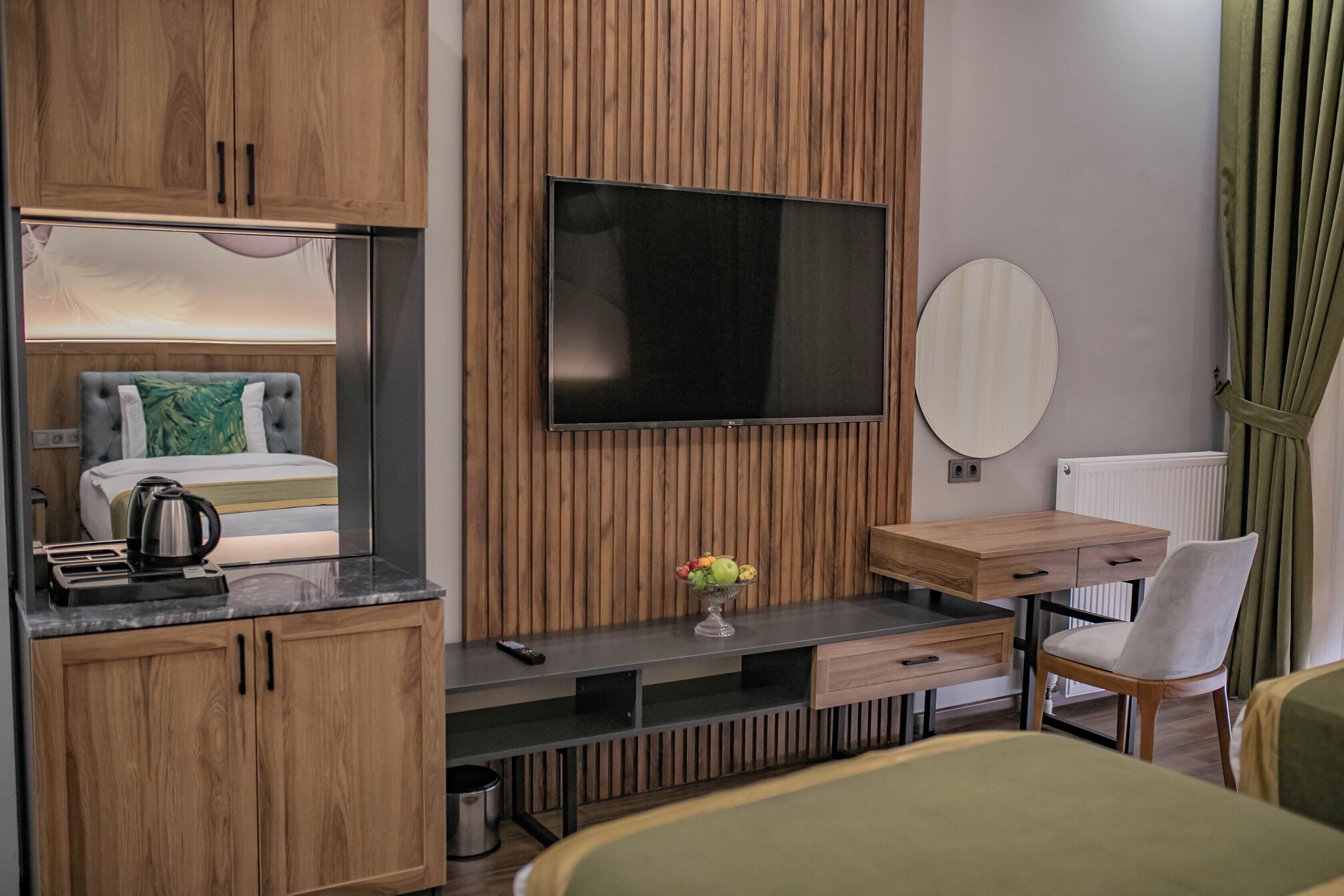 Standard Room | Minibar, in-room safe, desk, laptop workspace