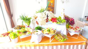 A buffet table with various dishes and fresh flowers. - The Green Oasis Otel & Spa (Yalova)