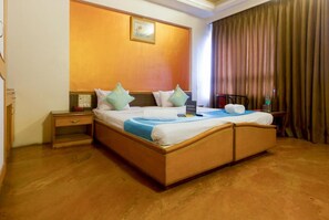 セーフティボックス (室内)、デスク、アイロン / アイロン台、WiFi (無料)