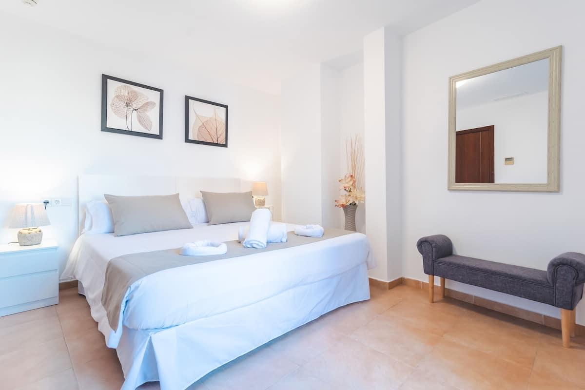 Apartemen, 2 kamar tidur, teras | 2 kamar tidur dan didekorasi berbeda-beda