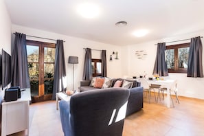 Superior Penthouse, 1 Bedroom, Terrace | Dining room