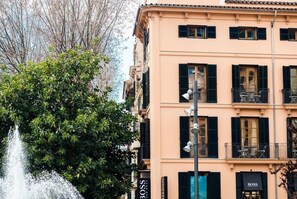 A building with multiple balconies and a fountain in the foreground. - Borne Suites - Turismo de Interior (Palma de Mallorca)