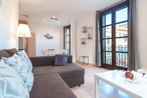 Superior appartement, 2 slaapkamers | Woonruimte | Een 42-inch flatscreentelevisie met satellietzenders en televisie