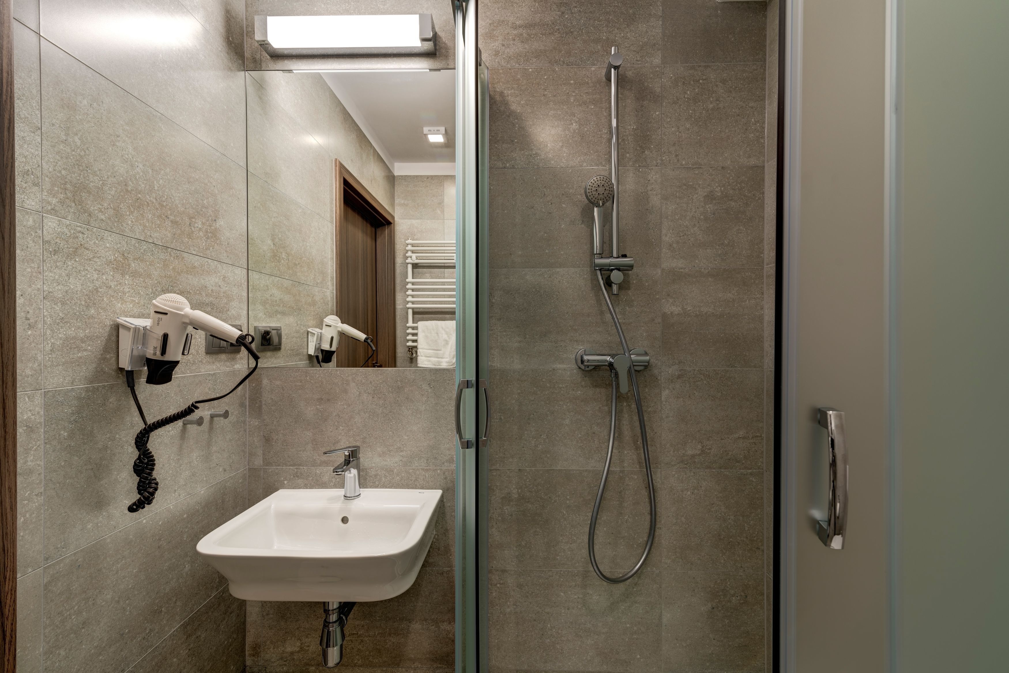 comfort double or twin room | bathroom | shower, free toiletries, hair dryer, slippers