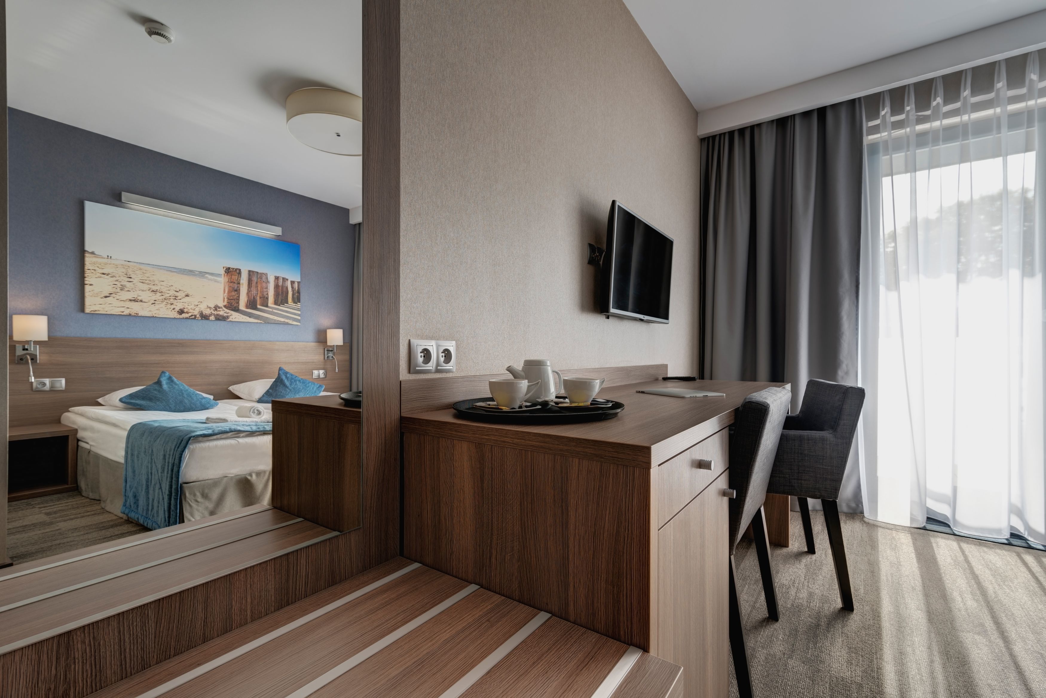 family room | desk, free wifi, bed sheets