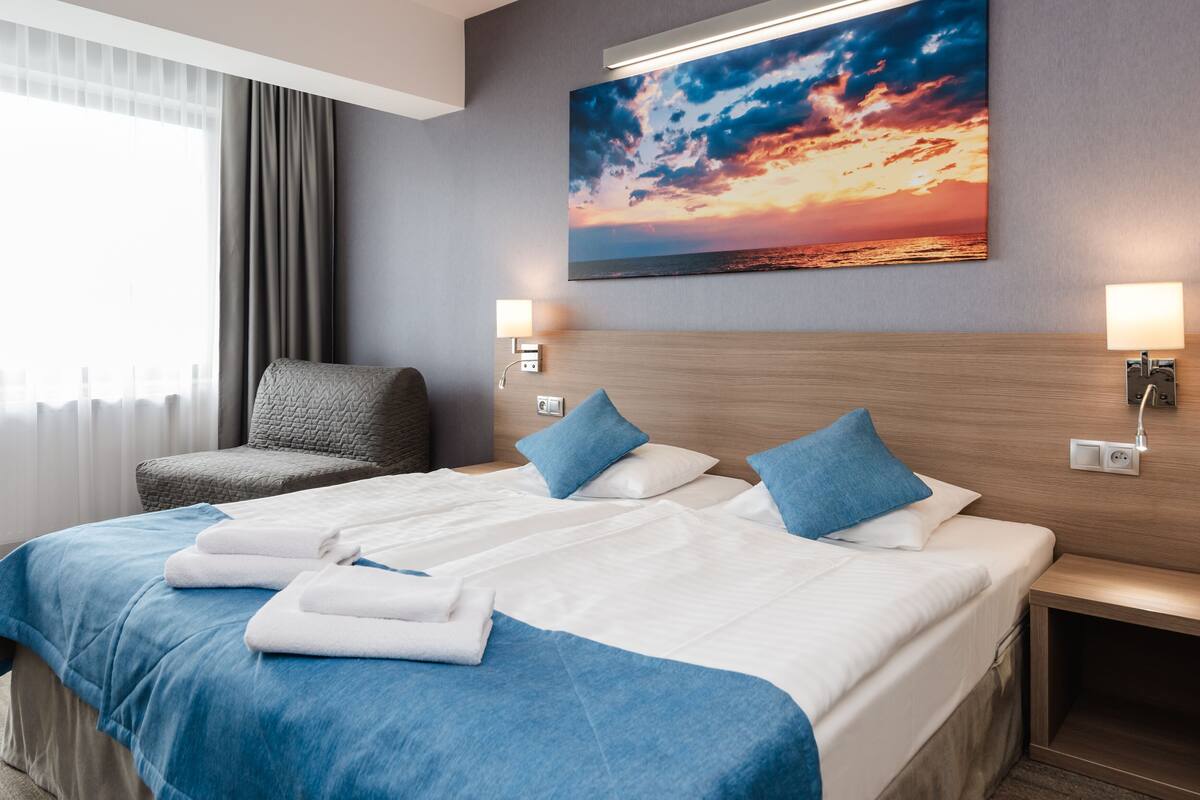 Escritorio, wifi gratis y ropa de cama