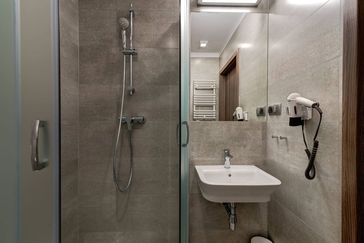 standard double or twin room | bathroom | shower, free toiletries, hair dryer, slippers