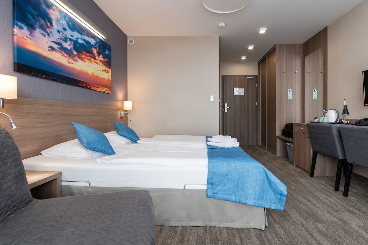 Comfort Double or Twin Room | Living area | Flat-screen TV