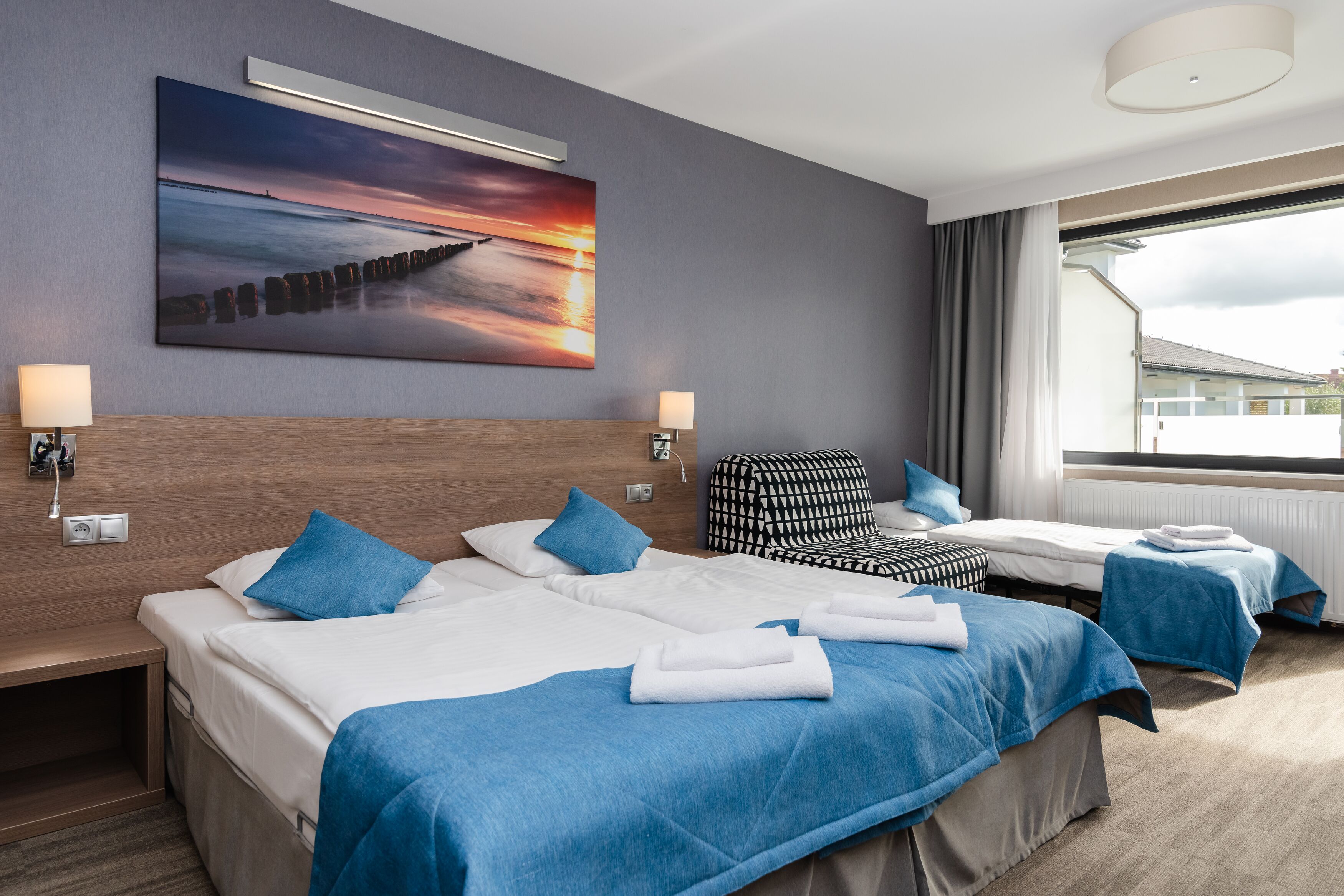 family room | desk, free wifi, bed sheets