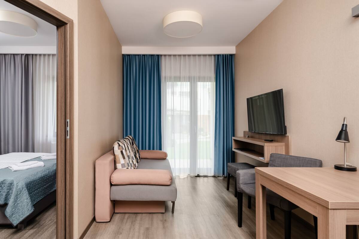 Escritorio, wifi gratis y ropa de cama