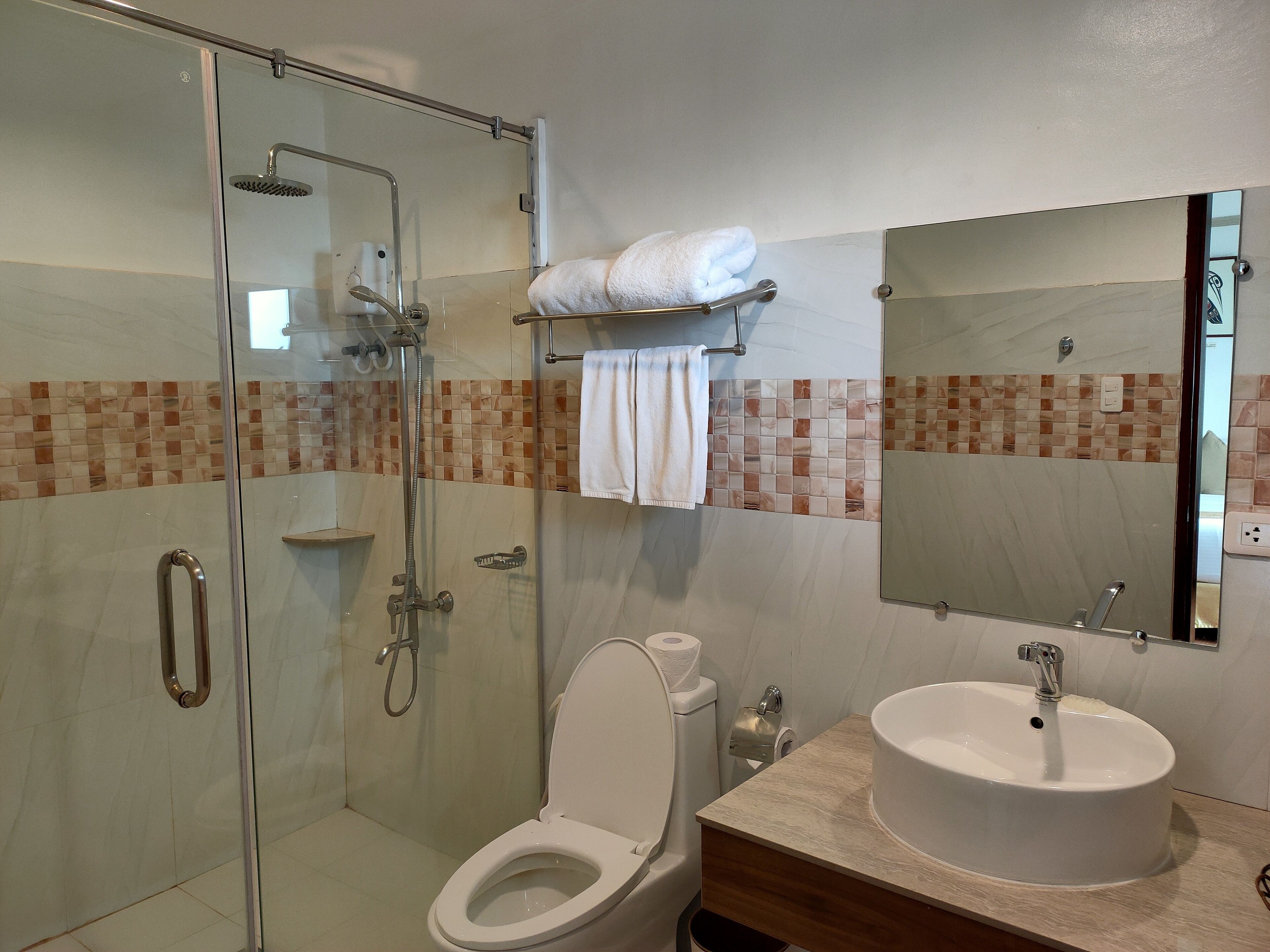 deluxe with sea view (1qb) | bathroom | shower, rainfall showerhead, free toiletries, hair dryer