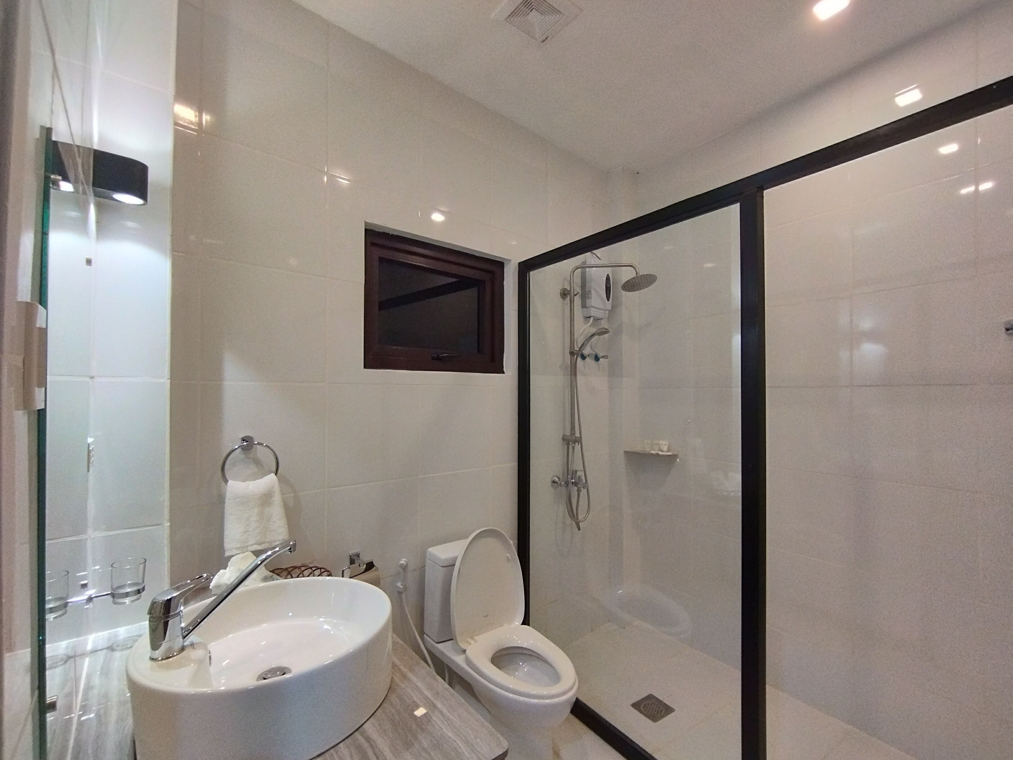 shower, rainfall showerhead, free toiletries, hair dryer