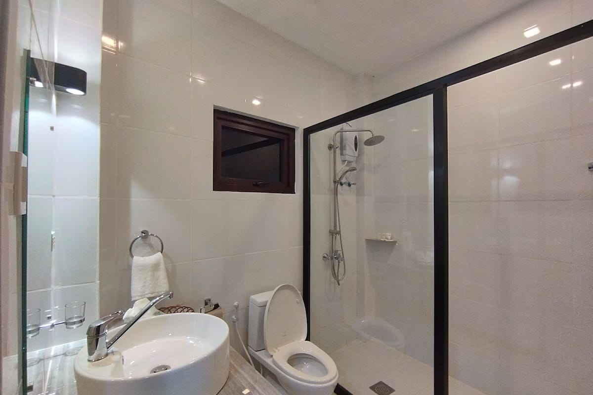 shower, rainfall showerhead, free toiletries, hair dryer